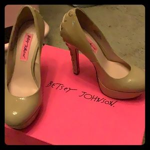 Bettsey Johnson DITA heels blush patent